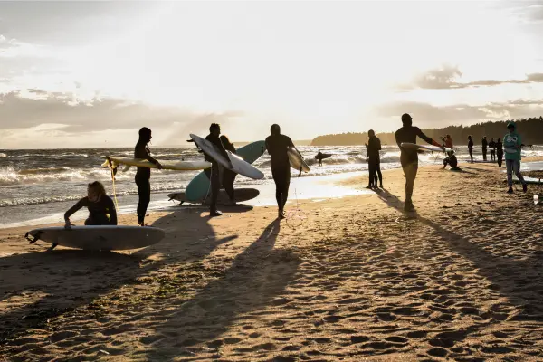 Eventos de Moda Sustentável para Surfistas: Desfiles e exposições de roupas ecológicas para surf.